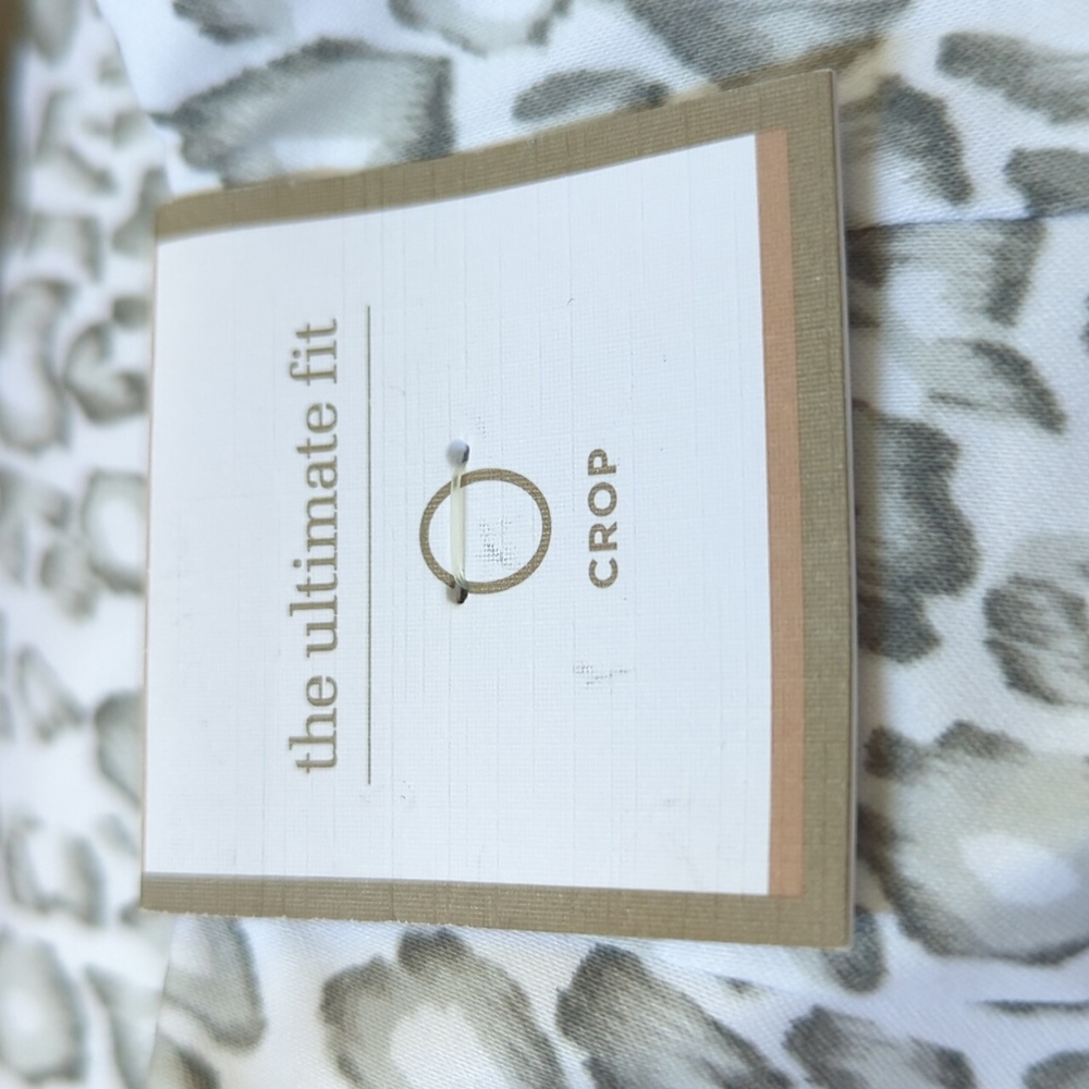 Chicos Ultimate FIt Animal Fit Crop Pants